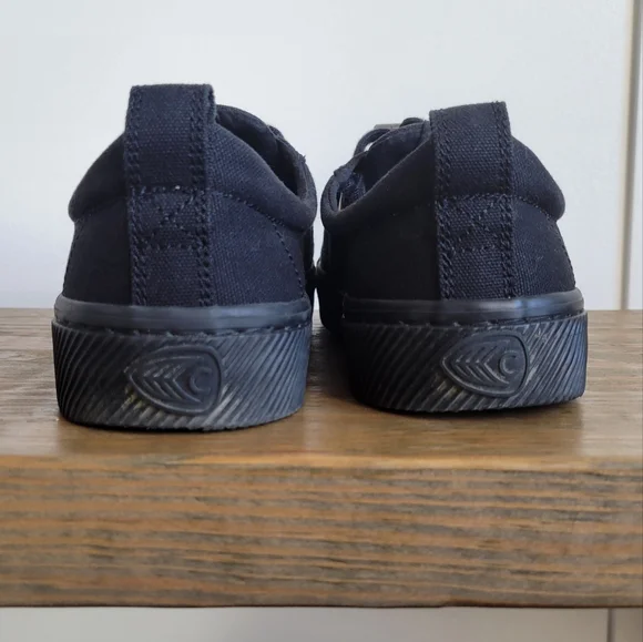 Cariuma OCA low all black canvas shoes women's size 7.5 - like new - Picture 7 of 7